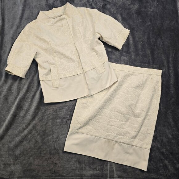BCBGMaxAzria Dresses & Skirts - BCBGMAXAZRIA Skirt Suit Set Womens 12 White Paisley Textured Jacket Short Sleeve
